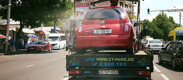 Эвакуация машины, припаркованной с нарушением правил компанией CTpark - Sputnik Грузия
