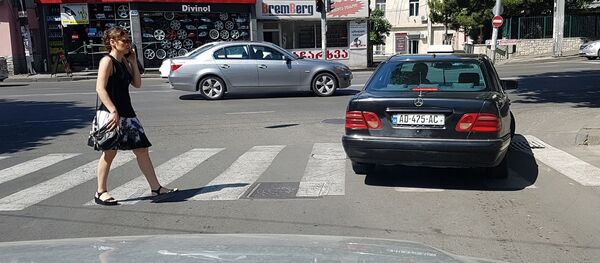 Нарушение правил - стоянка на зебре на красный свет светофора Нарушение правил - стоянка на зебре на красный свет светофора - Sputnik Грузия