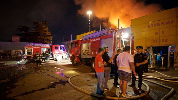 Пожар в торговом центре автомобильных масел, запчастей и аксессуаров на рынке Элиава - Sputnik Грузия