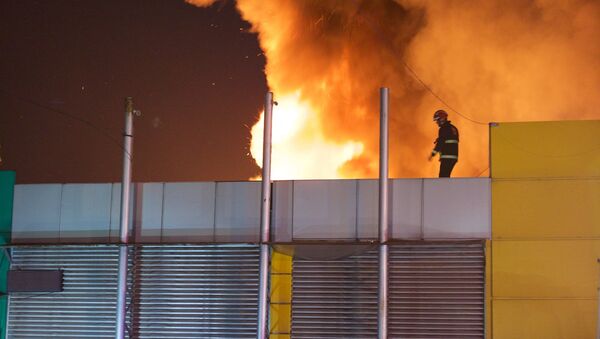 Пожар в торговом центре автомобильных масел, запчастей и аксессуаров на рынке Элиава - Sputnik Грузия