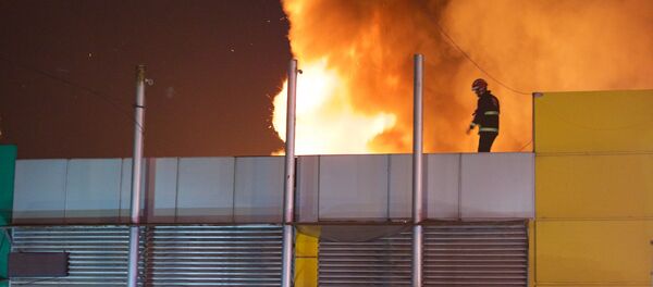 Пожар в торговом центре автомобильных масел, запчастей и аксессуаров на рынке Элиава - Sputnik Грузия