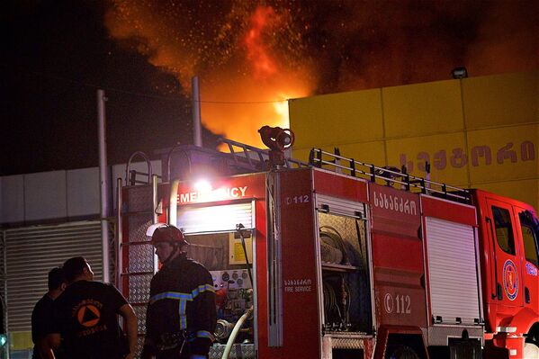 Пожар на территории рынка Элиава в Тбилиси, где расположены сотни объектов, торгующих строительными и другими материалами, произошел в ночь с воскресенья на понедельник - Sputnik Грузия