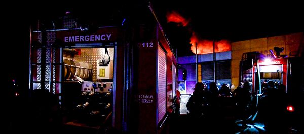 Как тушили пожар на рынке Элиава: работу пожарных сняли на видео - Sputnik Грузия