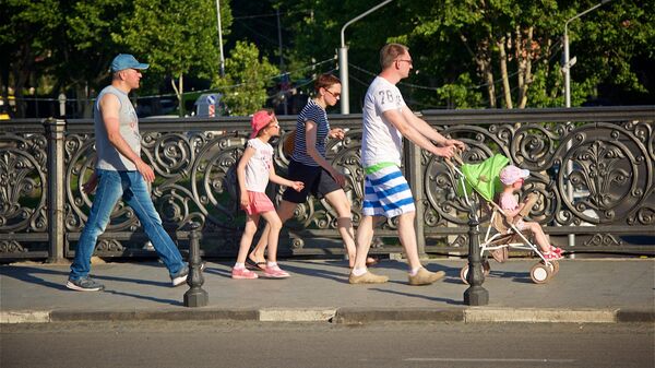 Семья туристов с детьми гуляет по центру Тбилиси - на фото они идут по Метехскому мосту - Sputnik Грузия