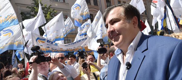 Активисты украинской политической партии «Движение новых сил» приветствуют своего лидера, бывшего президента Грузии и бывшего губернатора Одессы Михаила Саакашвили во время съезда партии в Министерстве юстиции в Киеве - Sputnik Грузия