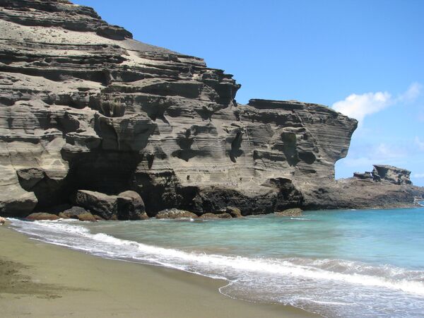 Пляж Papakolea Green Sands Beach на Гавайях. Зеленый оттенок ему придает полудрагоценный камень хризолит (или перидот) который используется в ювелирной промышленности. Если посмотреть на пляж издалека, то он кажется зеленым, но если подойти поближе, то можно заметить, что он становиться оливково-золотым. Эти зеленоватые камушки рождены из лавы местных вулканов, вкрапления хризолита встречаются и в скалах окружающих этот диковинный пляж - Sputnik Грузия
