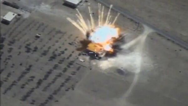 Крылатые ракеты ВКС уничтожили склады ИГ* в Сирии - Sputnik Грузия