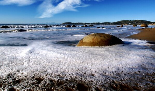 Необычные валуны на пляже Коекохе в Новой Зеландии формировались на дне моря на протяжении миллионов лет. Они были отполированы волнами и выброшены на берег. Их называют Валуны Моераки (Драконьи яйца) - Sputnik Грузия