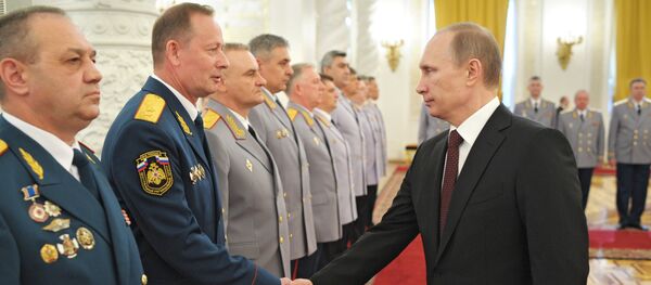 Владимир Путин и начальник Центрального регионального центра МЧС России Олег Баженов - Sputnik Грузия