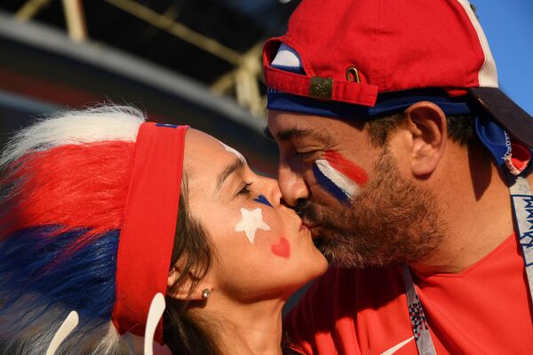 Чилийские фанаты целуются перед началом футбольного матча между Португалией и Чили в полуфинале Кубка Конфедераций 2017 года в Казани, Россия - Sputnik Грузия