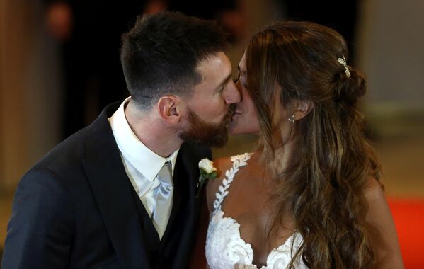 Аргентинский футболист Лионель Месси и Антонела Роккуццо целуются на свадьбе в Росарио, Аргентина - Sputnik Грузия