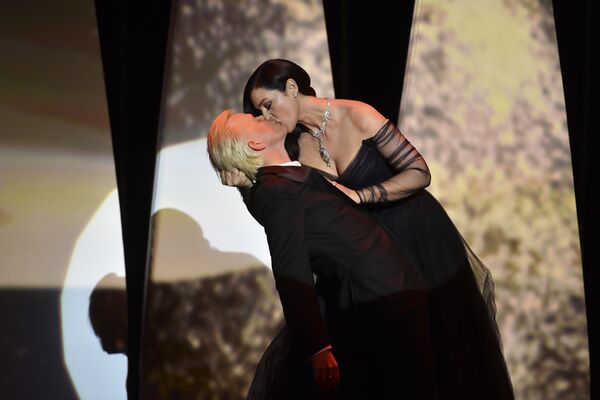 Моника Беллуччи целует французского комика Алекса Лутца во время церемонии открытия 70-го Каннского кинофестиваля - Sputnik Грузия