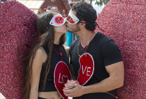 Парень и девушка целуются во время парада в рамках празднования еврейского праздника Пурим - Sputnik Грузия
