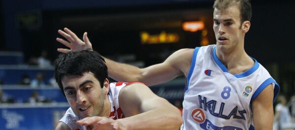 Георгий Шермадини (слева) против Ника Калатеса из Греции во время групповой встречи в Вильнюсе, Литва - Sputnik Грузия