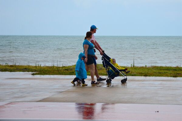 ოჯახი სეირნობს ბათუმის სანაპიროზე ქარიშხლის შემდეგ - Sputnik საქართველო
