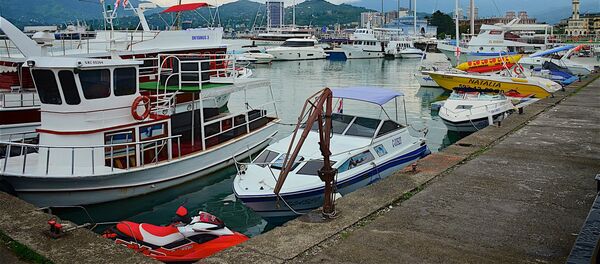 Катера и прогулочные суда в Батумском порту пережидают шторм - Sputnik Грузия