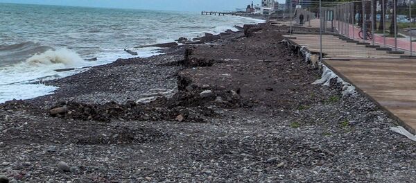 В разгар туристического сезона на Батуми обрушился шторм В разгар туристического сезона на Батуми обрушился шторм - Sputnik Грузия