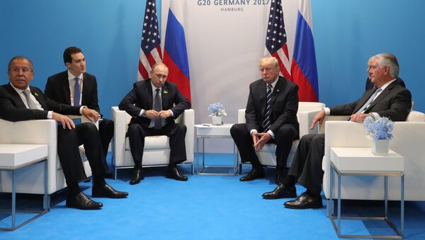 Президент РФ Владимир Путин и президент США Дональд Трамп во время беседы на полях саммита лидеров Группы двадцати G20 в Гамбурге - Sputnik Грузия