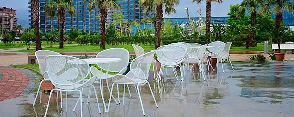 Безлюдное кафе на набережной Батуми после дождя - Sputnik Грузия