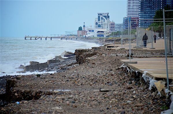 Морской шторм нанес на батумский берег грязь и мусор, в настоящее время очистка пляжа продолжается - Sputnik Грузия