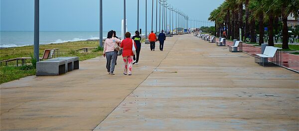 Пустынный батумский бульвар после шторма - Sputnik Грузия