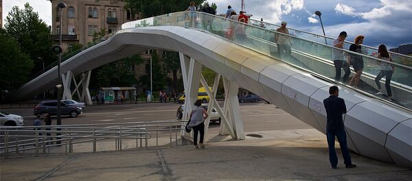 Пешеходный мост через трассу вдоль набережной у Дома Юстиции в Тбилиси - Sputnik Грузия
