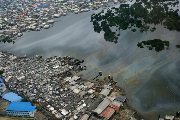 Так с высоты птичьего полета выглядят загрязненная нефтью вода в городе Порт-Харкорт, Нигерия - Sputnik Грузия