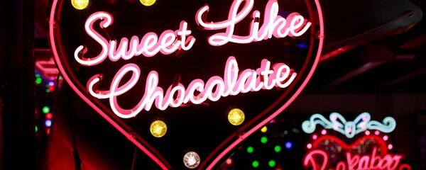Неоновая вывеска Sweet Like Chocolate у художественной галереи, кафе и творческого центра God's Own Junkyard в Лондоне - Sputnik Грузия