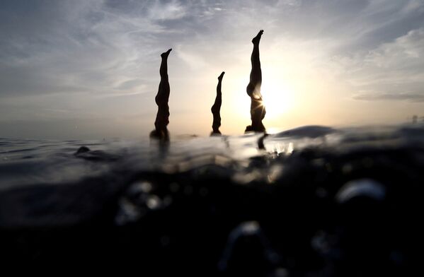 Любители йоги проводят практические занятия на побережье Адриатического моря, Хорватия - Sputnik Грузия