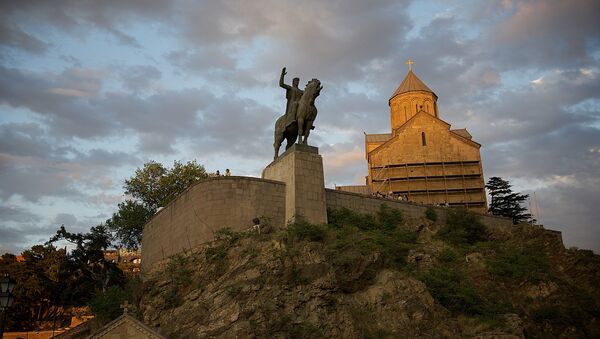 Вид на Метехскую церковь и памятник Вахтангу Горгасали в Тбилиси - Sputnik Грузия