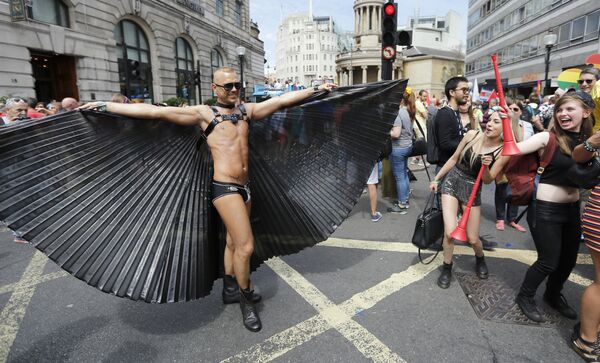 Один из участников гей-парада в Лондоне, в котором в целом приняли участие около 25 тысяч человек - Sputnik Грузия