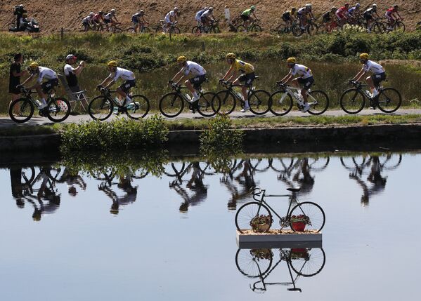 Во Франции проходит Тур де Франс (Tour de France) — самая известная велосипедная гонка мира. Неофициальное название — Большая петля. Эта супер-веломногодневка проводится с 1903 года и является самой престижной и популярной в настоящее время - Sputnik Грузия