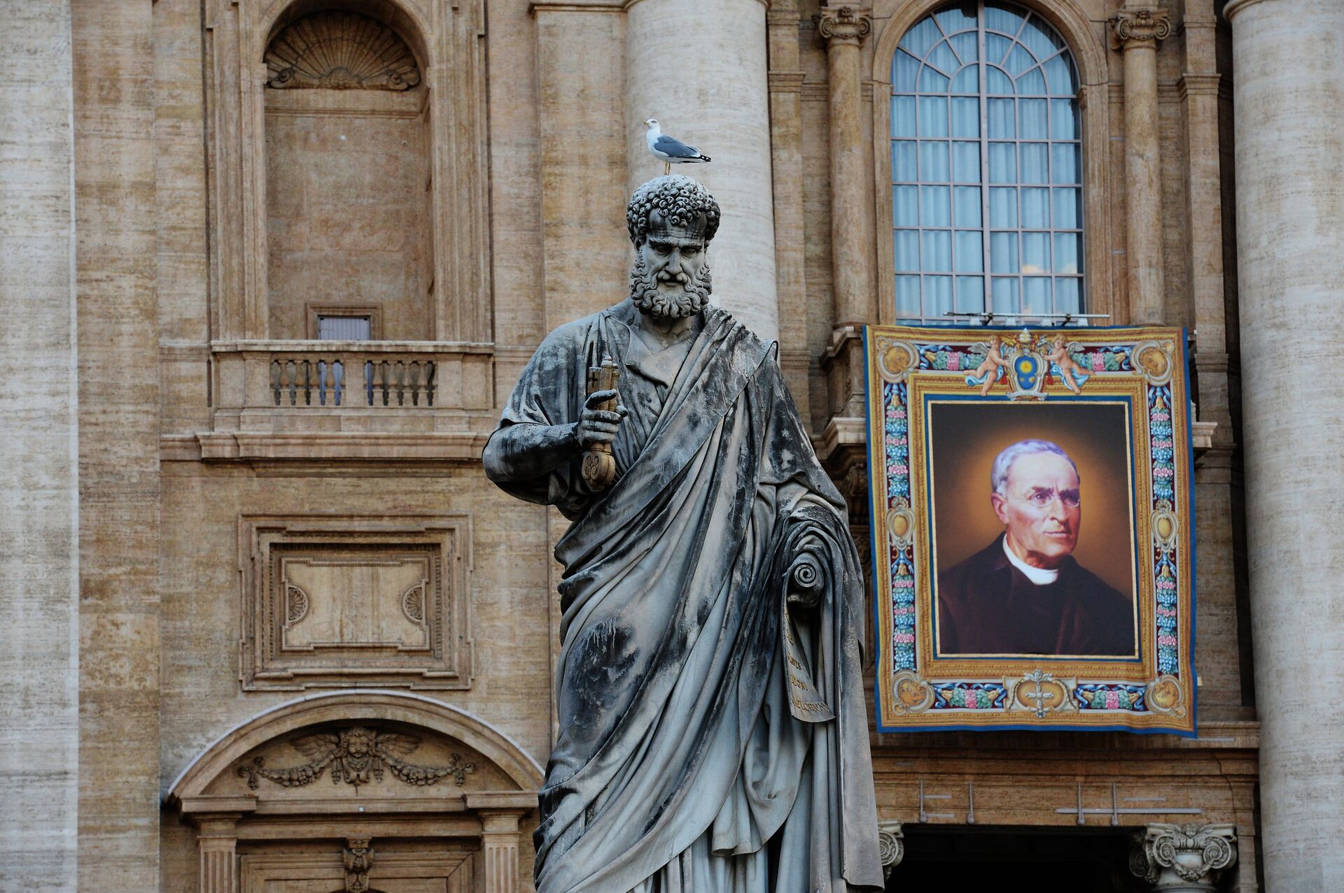 Статуя апостола Петра (скульптор Джузеппе де Фабрис) у собора святого Петра в Ватикане - Sputnik Грузия, 1920, 11.07.2022