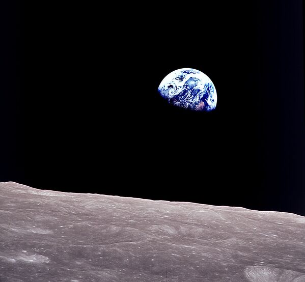 Восход Земли, автор Вильям Андерс, NASA. Это исторический снимок Земли, который был сделан членом экипажа корабля Аполлон-8 в Рождественский сочельник 24 декабря 1968 года. В этот год люди первый раз увидели Землю издалека целиком - Sputnik Грузия
