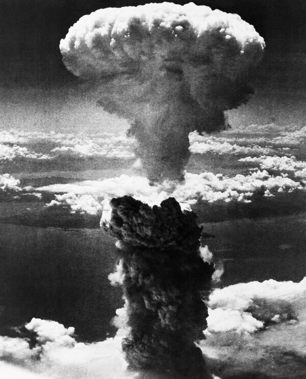 Ядерный гриб над Нагасаки. Фотография была сделана лейтенантом Чарльзом Леви в 1945 году. Атомная бомба по кличке Маленький мальчик уничтожила Хиросиму, а Толстяк разрушил Нагасаки. После публикации данной фотографии никто не обсуждал и не осуждал действия армии США. Воцарилась уверенность перехода в новый атомный век, а также вера в то, что история пишется победителями - Sputnik Грузия