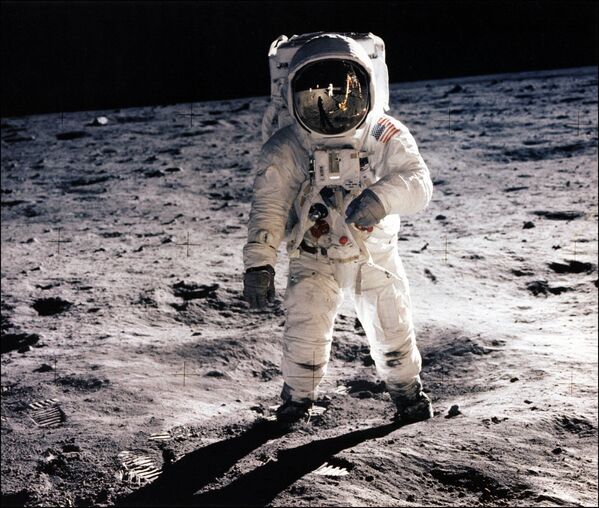 Эта фотография Человек на Луне была сделана 21 июля 1969 года астронавтом Нилом Армстронгом. На ней изображен астронавт Эдвин Олдрин. В ходе полета космического корабля Аполлон-11 16—24 июля 1969 года жители Земли впервые в истории совершили посадку на поверхность другого небесного тела — Луны. 20 июля 1969 года командир экипажа Аполлон-11 Нил Армстронг и пилот Эдвин Олдрин посадили лунный модуль корабля в юго-западном районе Моря Спокойствия. Они оставались на поверхности Луны в течение 21 часа 36 минут и 21 секунды - Sputnik Грузия