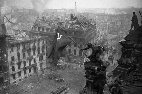 Снимок Знамя Победы над рейхстагом был снят в 1945 году советским военным корреспондентом Е. А. Халдеем. Этот снимок облетел весь мир и стал одним из символов победы над фашистской Германией во Второй мировой войне - Sputnik Грузия
