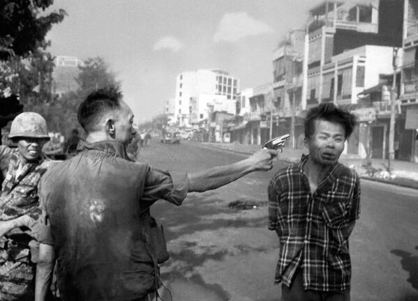 Расстрел в Сайгоне, автор Эдди Адамс, 1968 год. Фотография офицера, стреляющего в голову закованного в наручники заключенного, не только получила пулитцеровскую премию в 1969 году, но и также окончательно изменила отношение американцев к тому, что происходило во Вьетнаме - Sputnik Грузия
