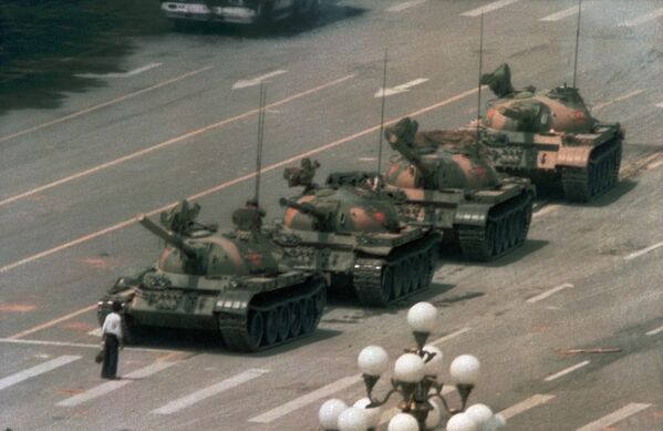 Неизвестный бунтарь, автор снимка Джефф Уайденер. Культовая фотография неизвестного мятежника, который стоял перед колонной китайских танков. Тяньаньмэнь, 1989 год - Sputnik Грузия