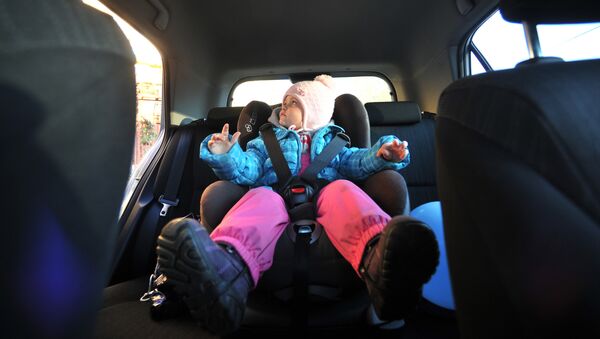Ребенок в детском автомобильном кресле - Sputnik საქართველო