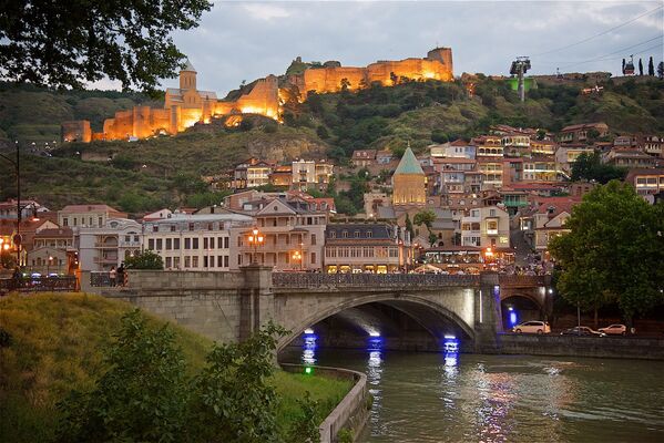 Вечерний вид на исторический центр города Тбилиси и Метехский мост - Sputnik Грузия