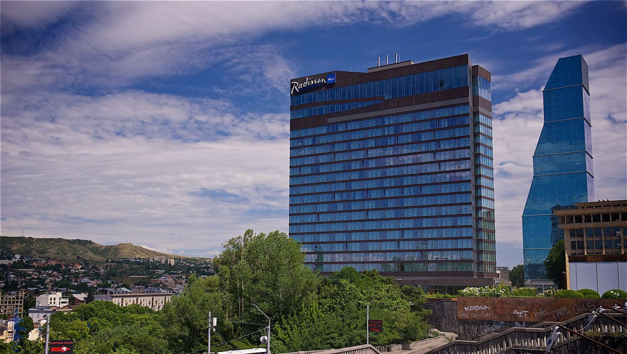 Radisson iveria. Гостиница Рэдиссон в Тбилиси. Гостиница Иверия Тбилиси. Radisson Blu Тбилиси. Гостиница ивири Тбилиси.