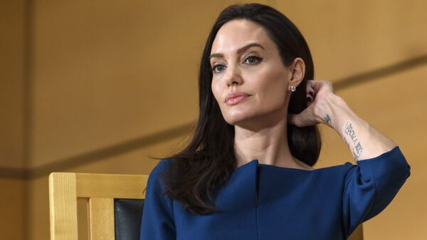 Американская актриса, кинорежиссёр и сценарист, фотомодель, посол доброй воли ООН Анджелина Джоли - Sputnik Грузия
