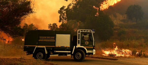 Пожарная спасательная машина в районе Аннунциата Мессины - Sputnik Грузия