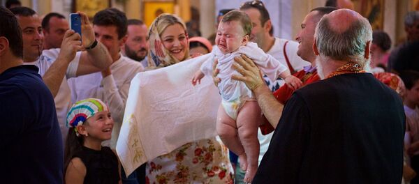 Сотни детей стали крестниками Патриарха в праздник Светицховлоба - Sputnik Грузия