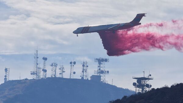 Пожары в Калифорнии охватили почти 40 гектаров. Власти штата привлекали для борьбы со стихией пожарные самолеты и вертолеты, которые выливали на очаги горения тонны воды - Sputnik Грузия