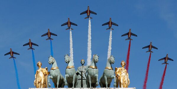 На Елисейских полях в Париже прошел традиционный военный парад в честь национального праздника Франции – Дня взятия Бастилии - Sputnik Грузия