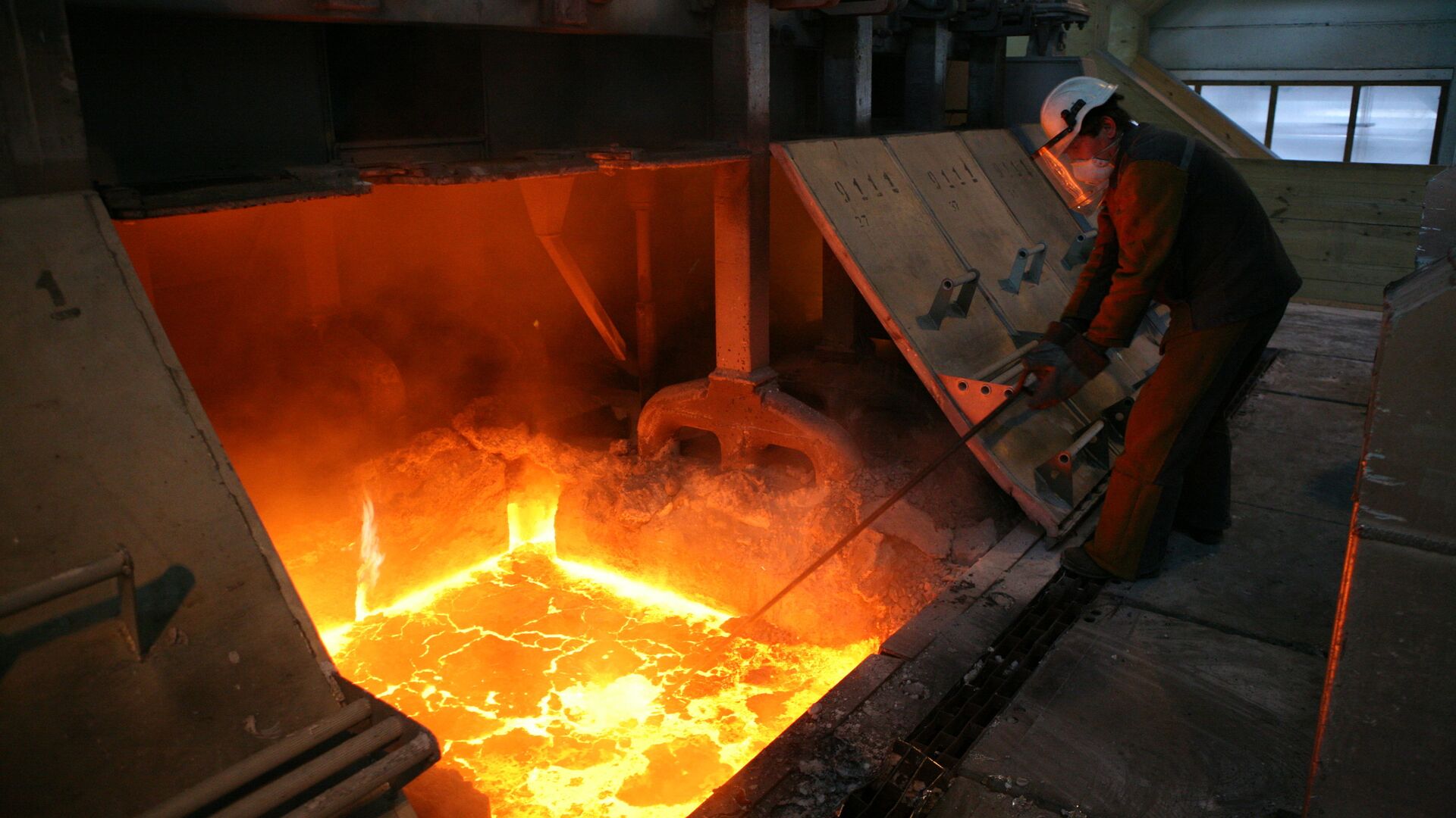 Рабочий у электролизера в цехе электролиза на Хакасском алюминиевом заводе - Sputnik Грузия, 1920, 20.05.2023