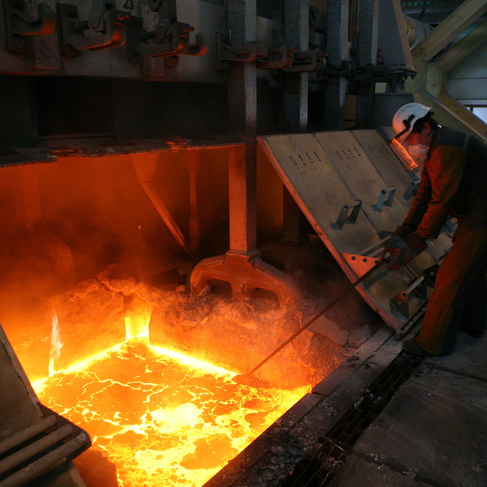 Шихта печи. Прокалочная печь Волгоградский алюминиевый завод. Электролизник алюминиевый завод в Таджикистане. Алюминиевая промышленность. Металлическая шихта.