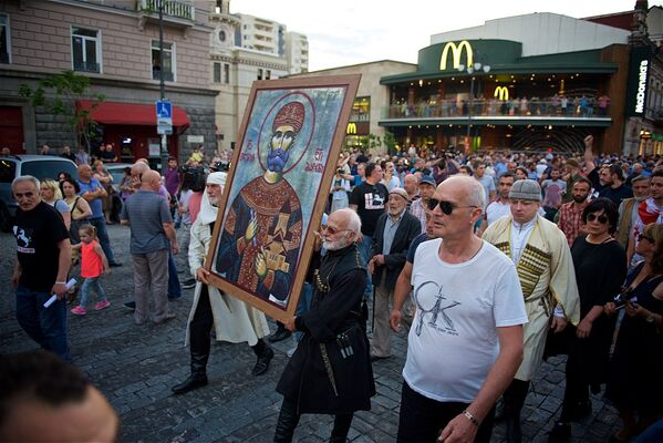 Участники акции протеста против нелегальных мигрантов “Марш грузин как главный символ несли икону Святого Давида Агмашенебели (Строителя) - Sputnik Грузия